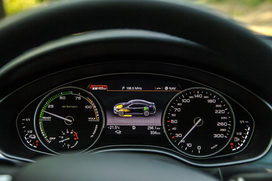 Панель приборов Audi A6 L 40 e-tron (4G, C7) 2016 года  (фото 8 из 32)
